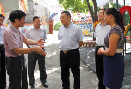 范宜军到华城镇慰问中小学教师